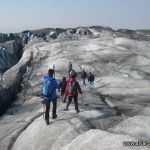 El grupo asciende por el glaciar